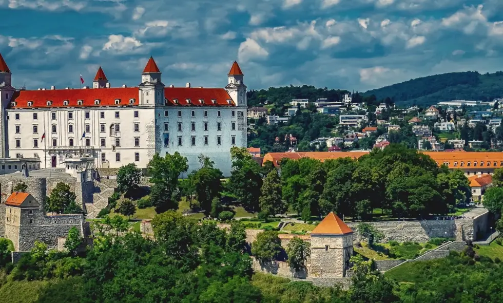 Achiziționarea Vignetei Slovace - Călătorii pe Autostradă prin Peisaje Alpine și Orașe Culturale